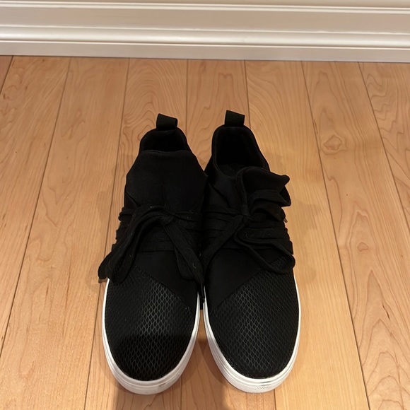 Steve Madden slip on black size 7 worn once - Picture 1 of 4
